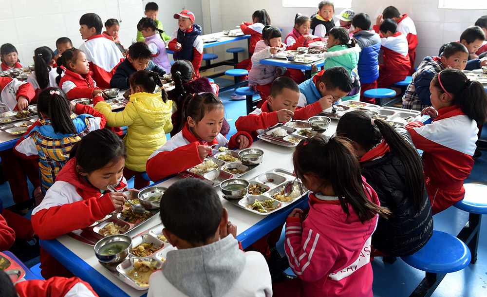 3月27日，獨克宗小學的學生在食堂裡吃免費午餐。