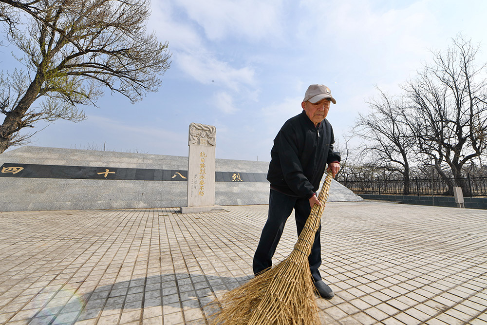 3月29日，曹穎在清掃四十八烈士墓。
