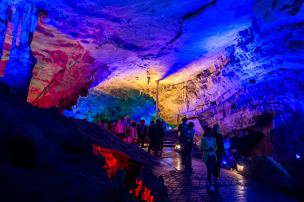 3月30日，游客在雲南省瀘西縣阿廬古洞的內游覽。