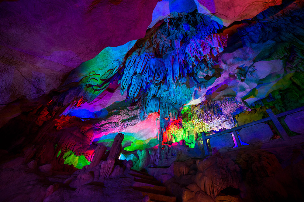 阿廬古洞的各色鐘乳石在燈光的照耀下色彩斑斕（3月30日攝）。