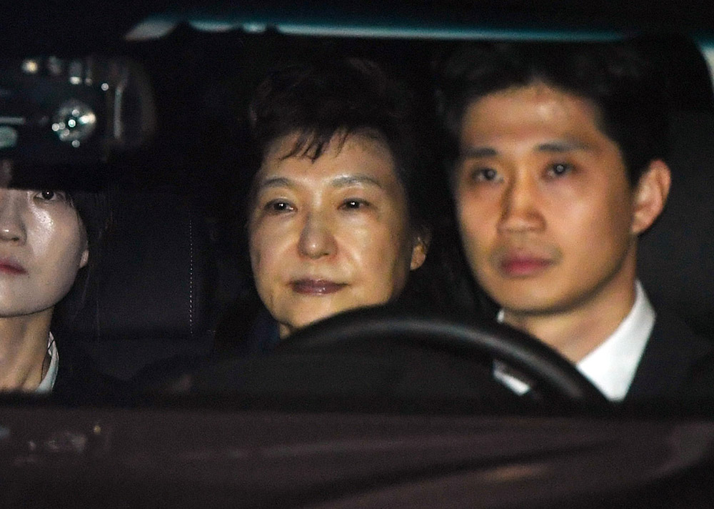 3月31日，韓國前總統朴槿惠（中）從首爾中央地方檢察廳被移送至首爾看守所。新華社/紐西斯通訊社