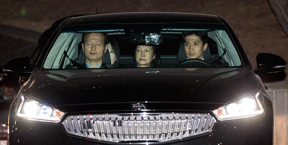 3月31日，韓國前總統朴槿惠（中）從首爾中央地方檢察廳被移送至首爾看守所。新華社發