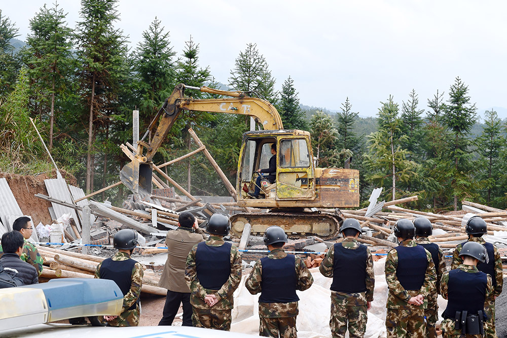 福建省龍岩市白沙鎮在拆除影響水源、未批搶建的養豬場（3月15日攝）。
