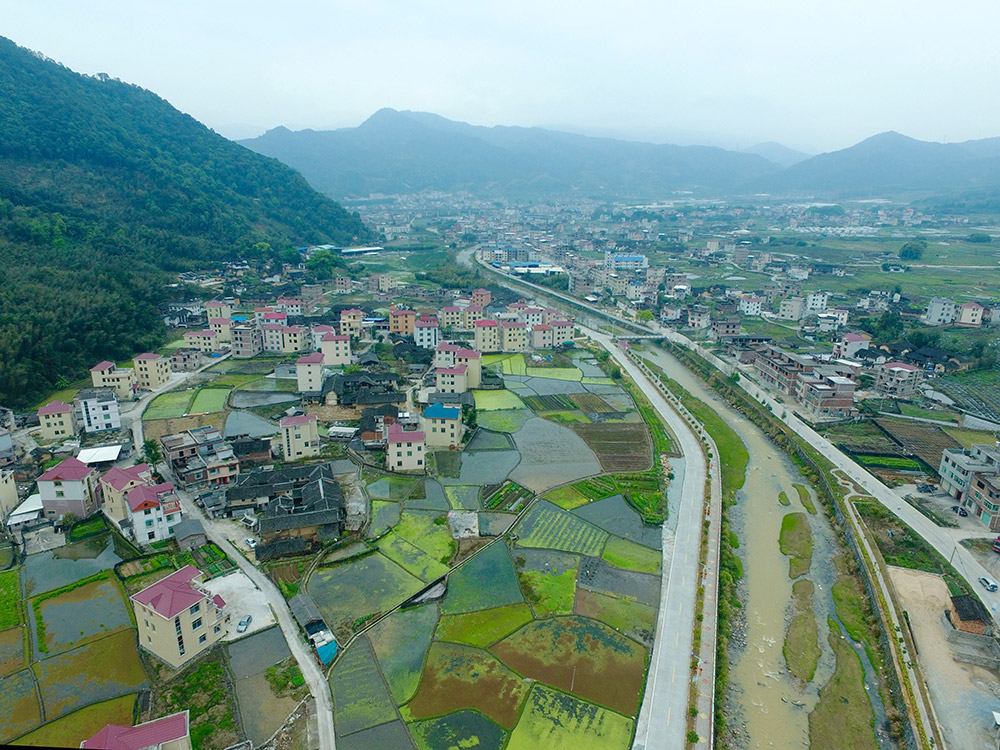 福建省龍岩市小池鎮汪洋村，整治過的小池溪穿村而過（3月15日攝）。