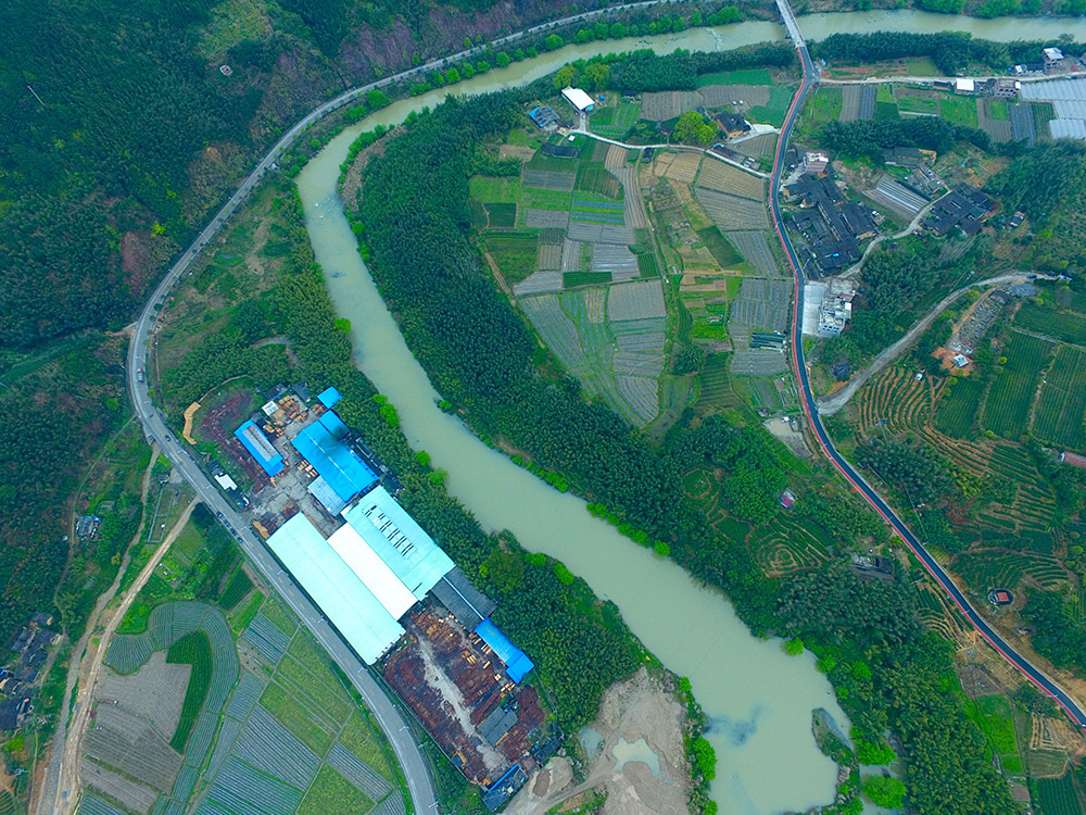 福建省漳平市南洋鎮雙洋溪邊，一家木材加工廠因影響河道衛生被關停整頓（3月14日攝）。
