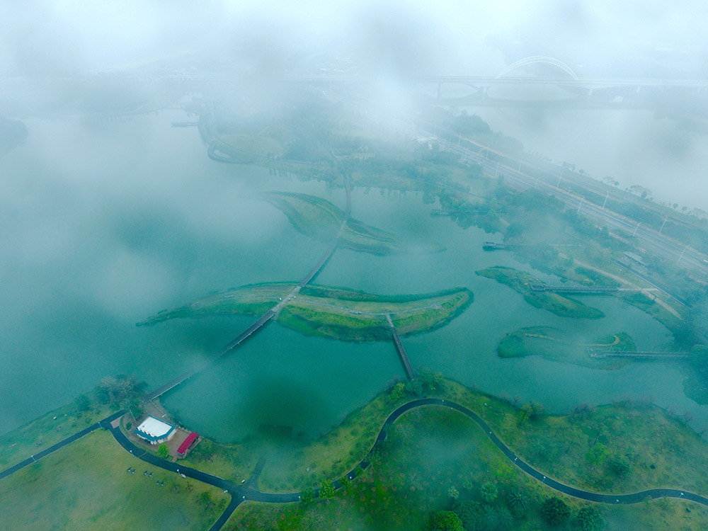 煙雨朦朧中的福建省漳州市九龍江畔碧湖生態園（3月17日攝）。
