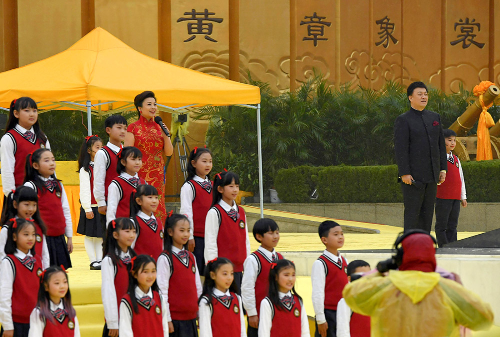 3月30日，張也、呂繼宏帶領合唱隊演唱《黃帝頌》。新華社記者 李安 攝