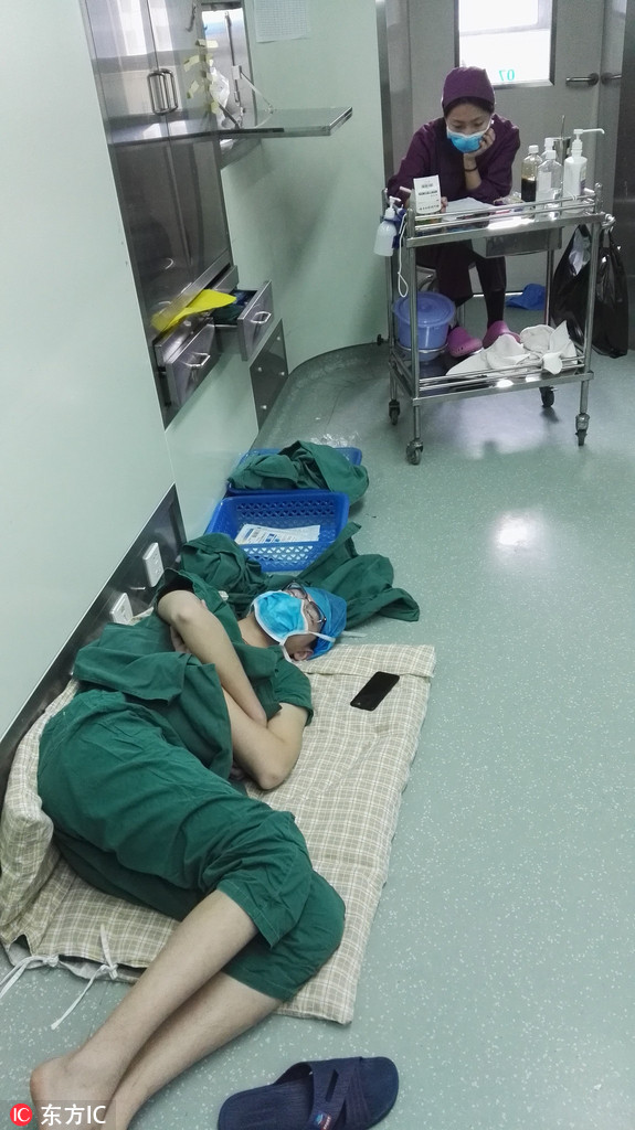 安徽定远医生通宵达旦手术累瘫 席地而睡照片