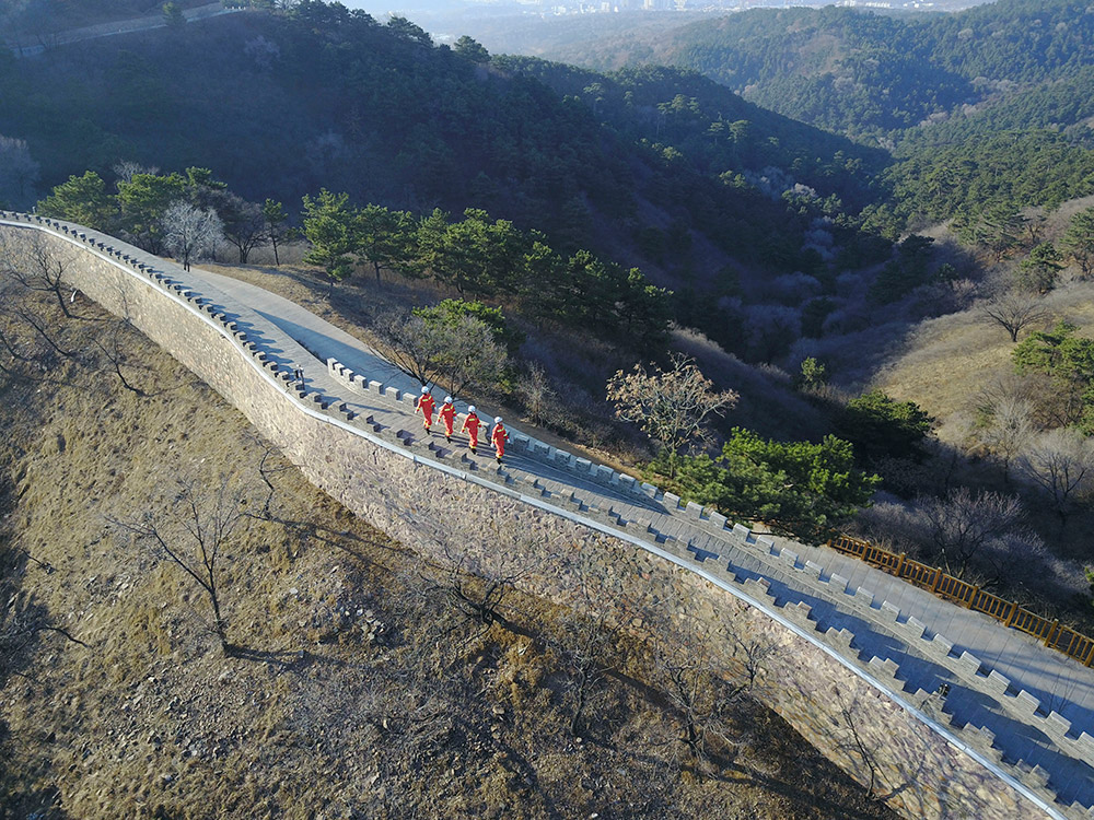 4月1日，河北承德消防避暑山庄中隊官兵在避暑山庄城牆上進行防火巡查。新華社發（王立群 攝）