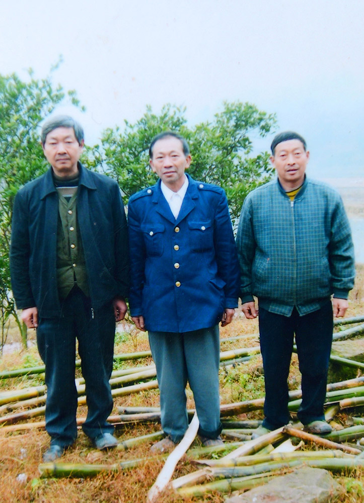 廣安市岳池縣馬家村前黨支部書記張秀代（左）與村干部外出考察產業時與村干部合影（翻拍照片）。2016年7月，張秀代被檢查為肺癌晚期，生命最后年份，他也一刻不曾停歇。