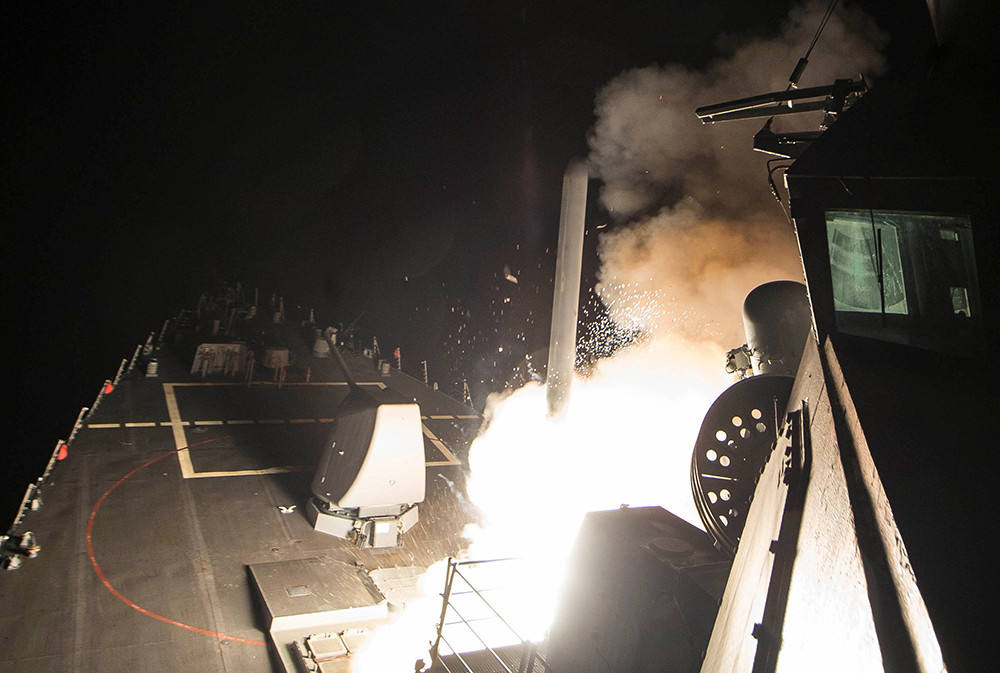 4月7日，在地中海，美國海軍艦船發射一枚戰斧式導彈。