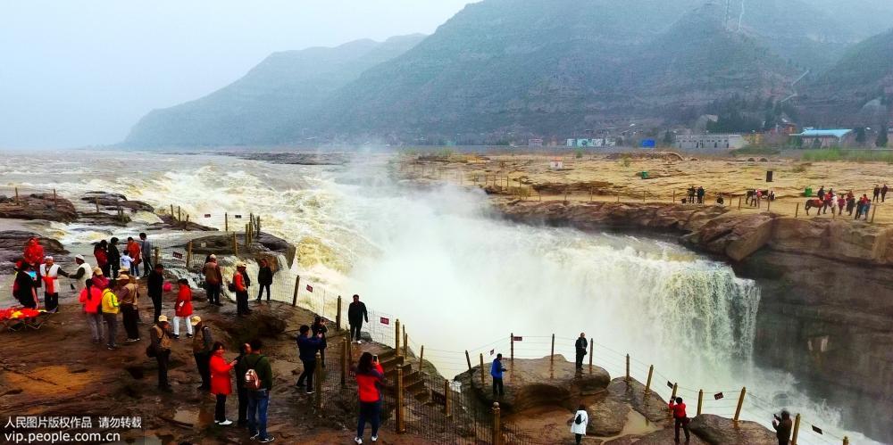 4月7日，航拍陝西壺口瀑布的壯觀景象。