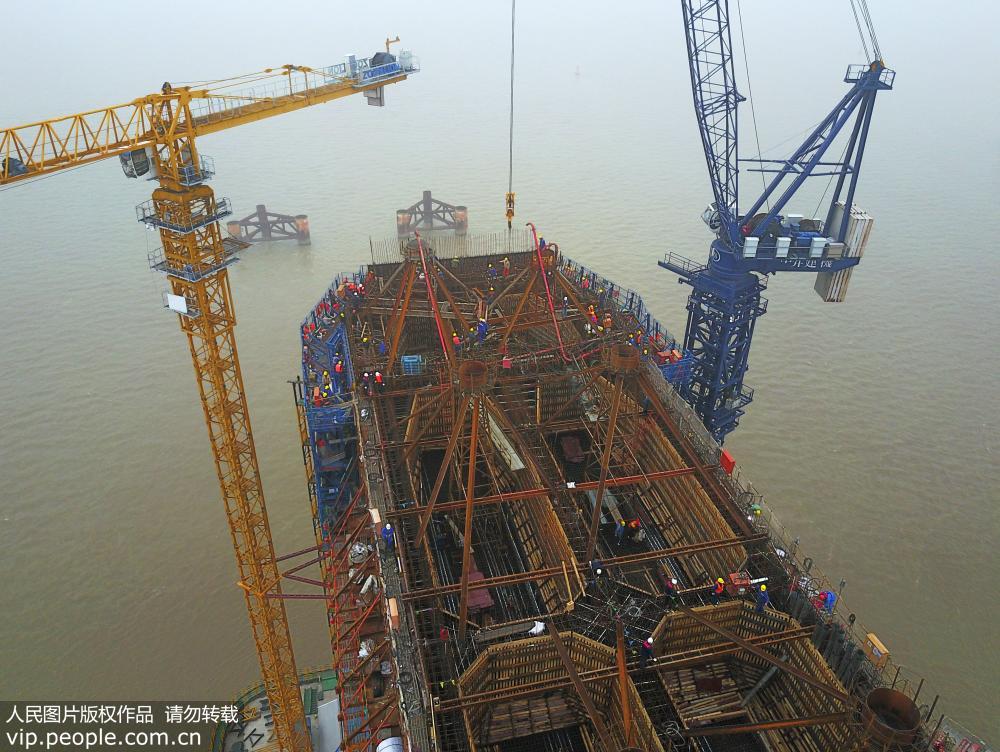 沪通长江大桥28号墩主塔下横粱即将进行首次