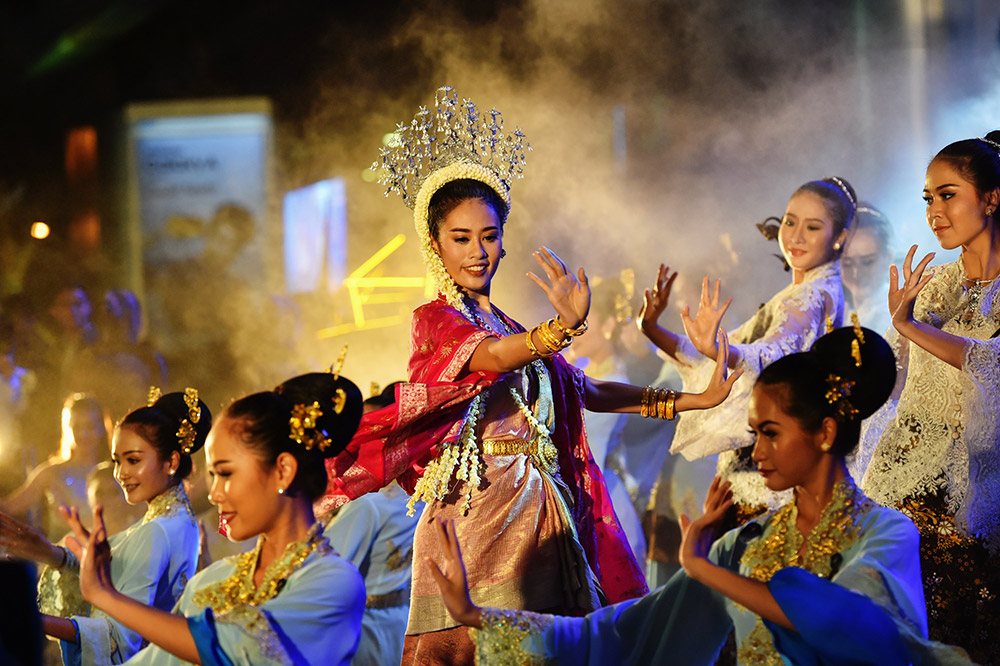 4月8日，演员在泰国曼谷举行的“魅力宋干”欢乐巡游活动中表演舞蹈。