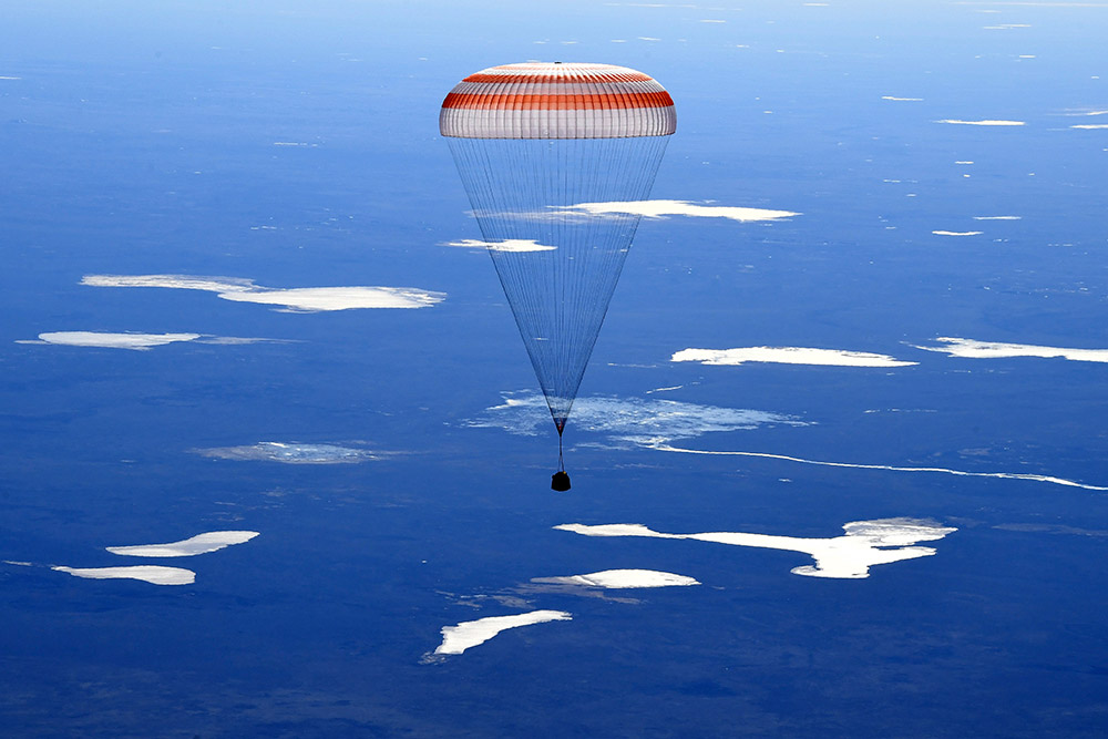 4月10日，在哈薩克斯坦杰茲卡茲甘附近，宇航員乘坐的“聯盟MS－02”飛船正在著陸。新華社/美聯
