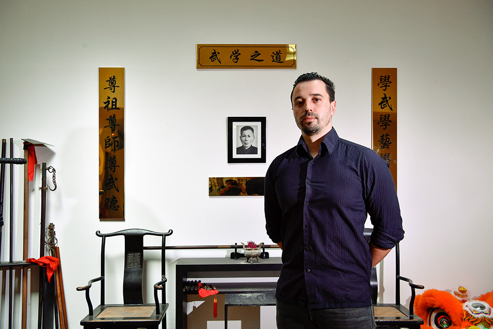 4月6日，在法國巴黎，邦雅曼·居洛斯站在自己開設的武館中。