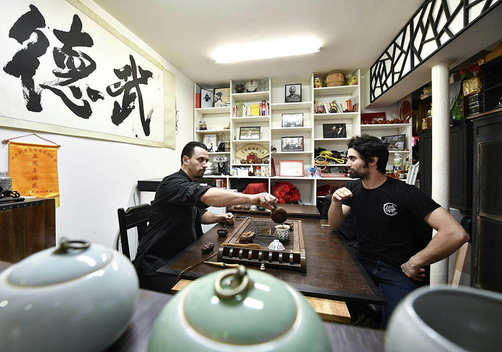 4月8日，在法國巴黎，邦雅曼·居洛斯（左）與他的徒弟弗洛朗在上課間隙喝茶閑談。