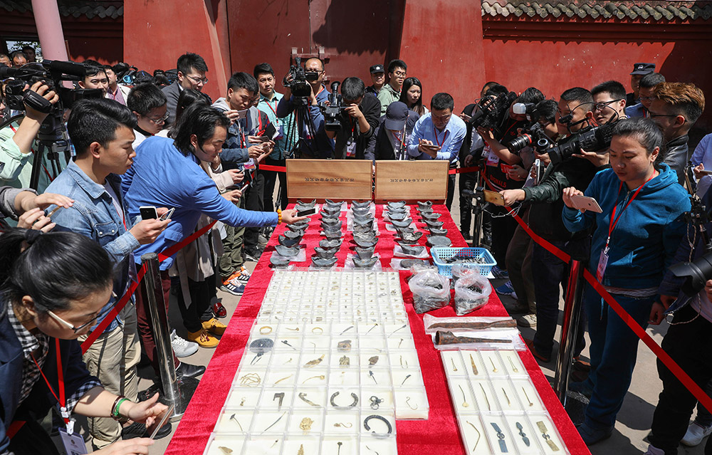 4月13日，媒體記者在拍攝展示的四川江口沉銀遺址考古發掘成果。