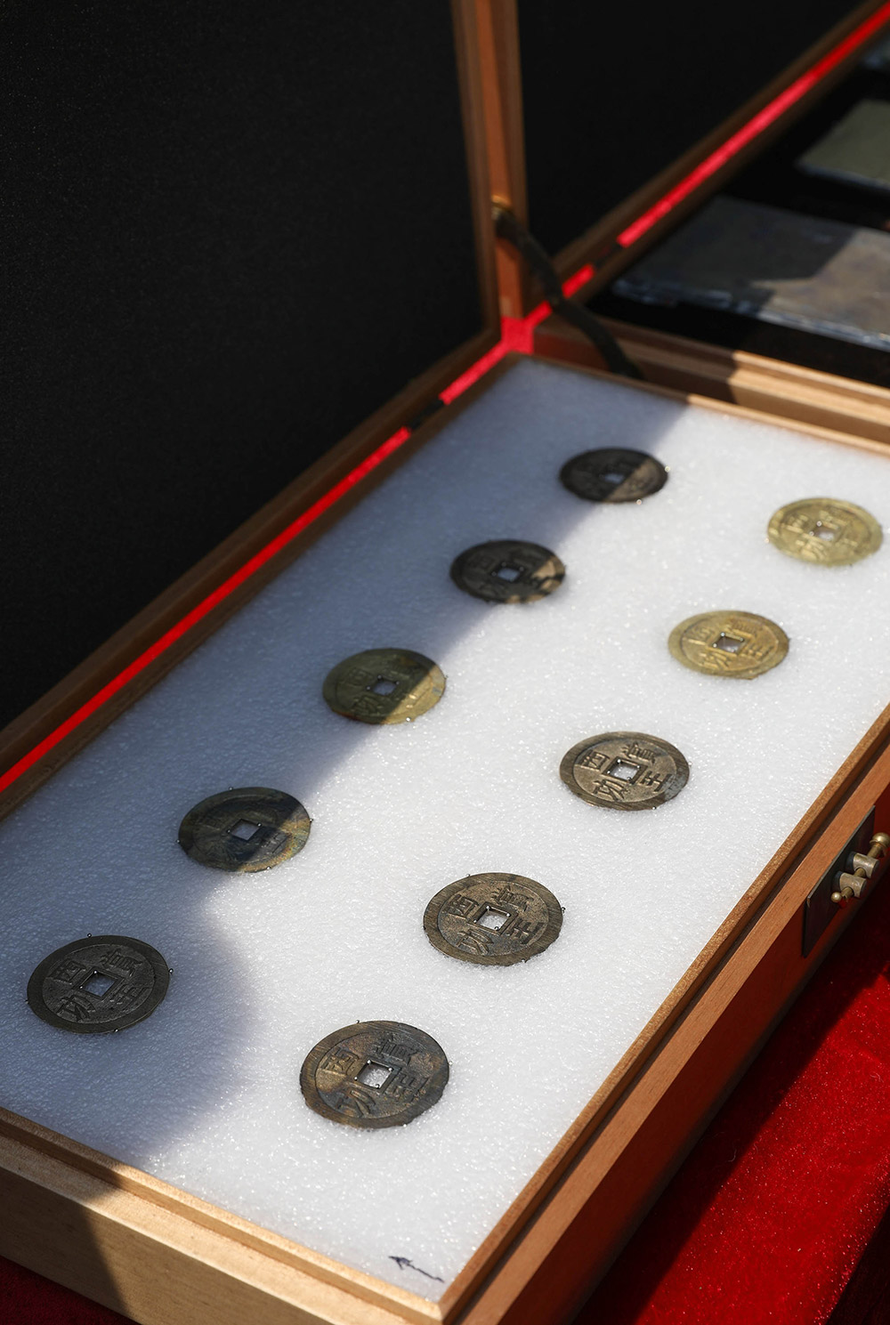 這是四川彭山江口沉銀遺址發掘出的西王賞功金幣（4月13日攝）。