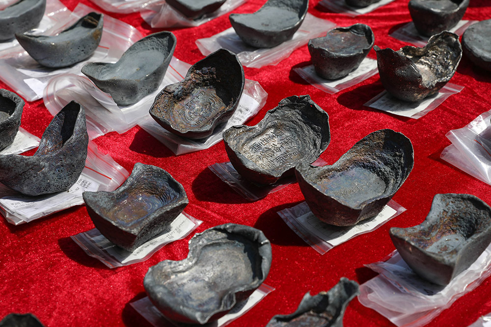 這是四川彭山江口沉銀遺址發掘出的銀錠（4月13日攝）。