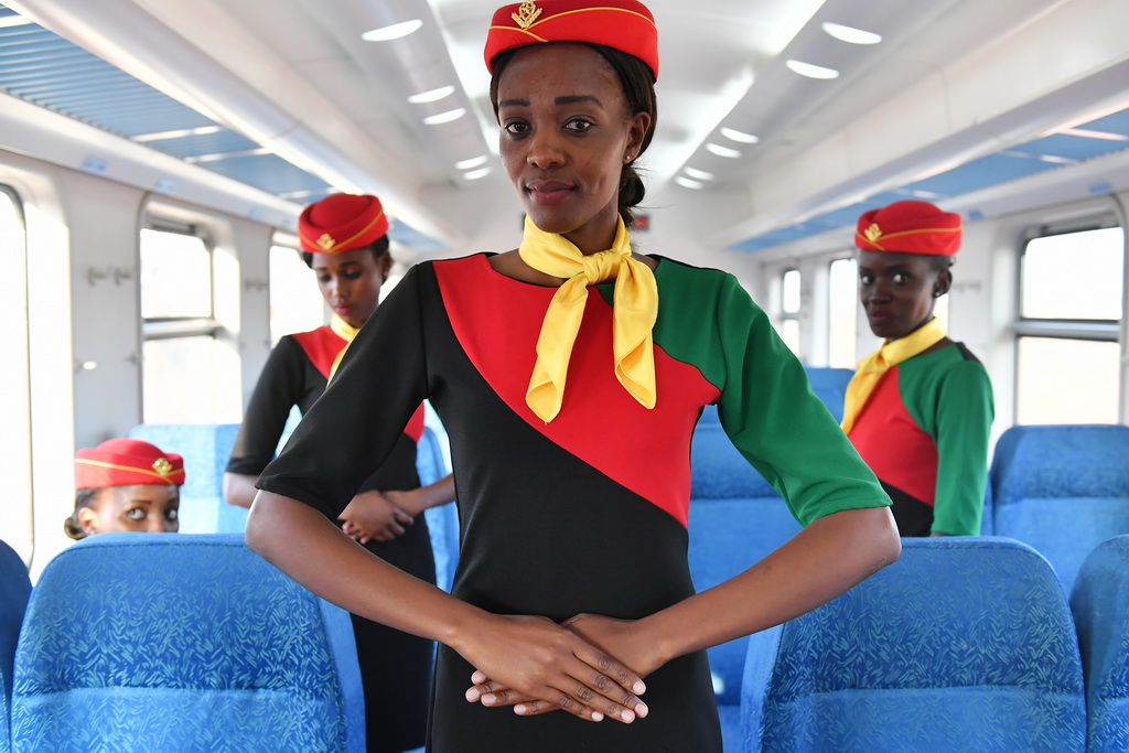 4月13日，在肯尼亞蒙內鐵路一列測試列車上，乘務員練習迎賓禮儀。 新華社記者孫瑞博攝