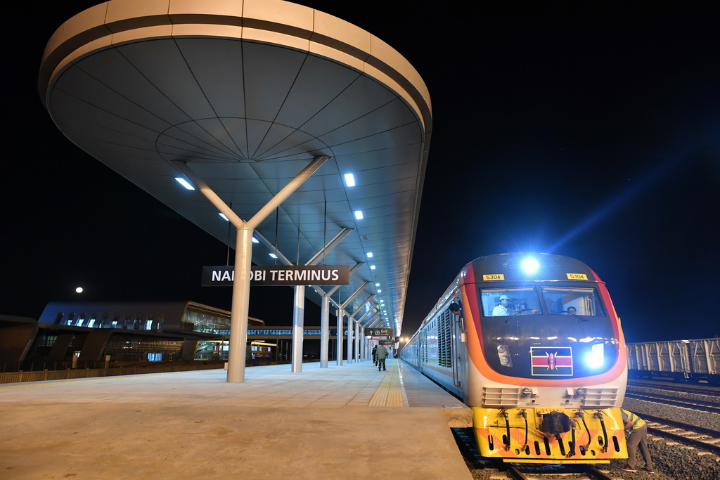 在肯尼亞蒙內鐵路內羅畢站停靠的列車（4月13日攝）。  新華社記者孫瑞博攝