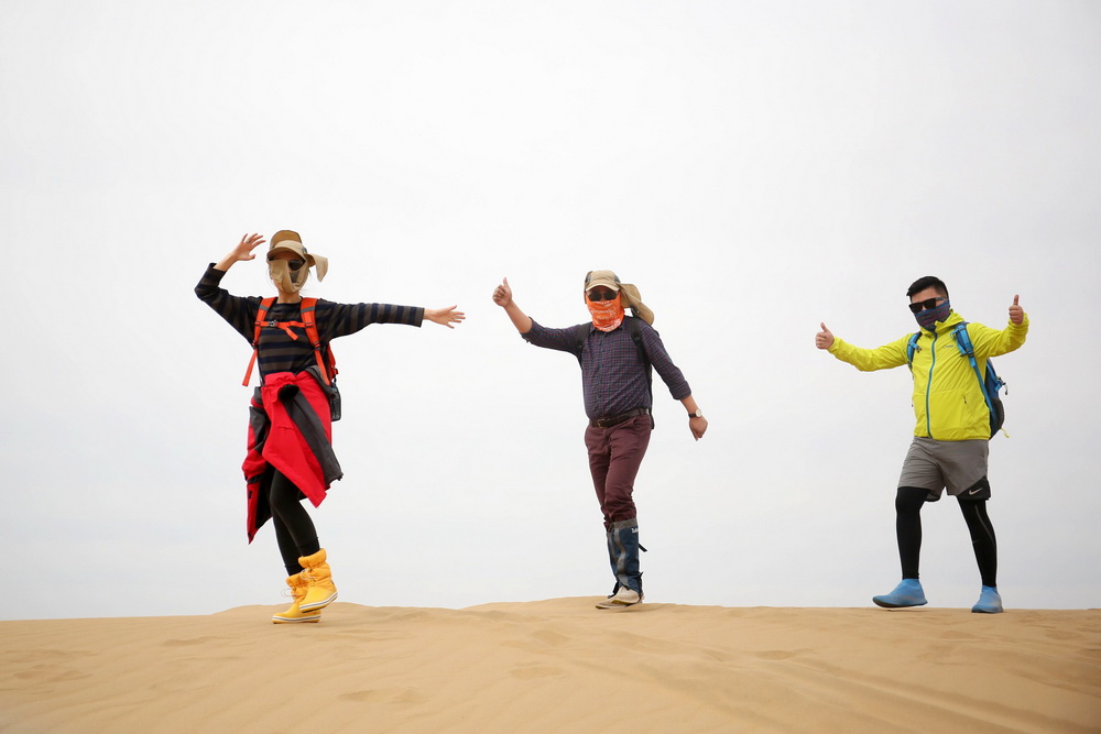 2017年4月15日，三位年輕人在內蒙古自治區達拉特旗庫布齊沙漠參加首屆“夢想之路”北京青聯沙漠徒步挑戰賽。