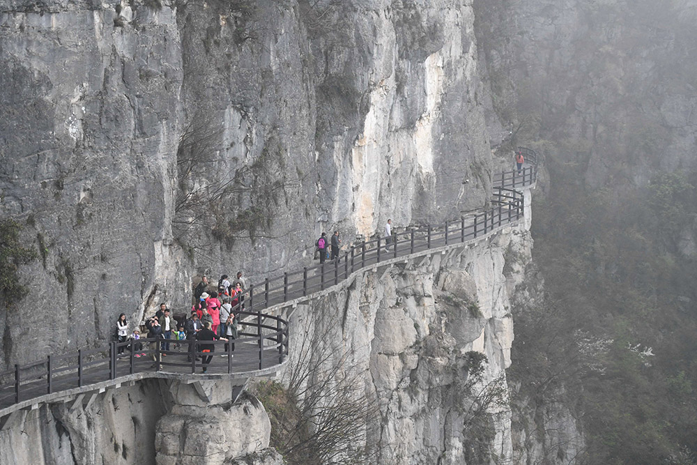 4月16日,游客在恩施大峡谷的绝壁栈道上游览.