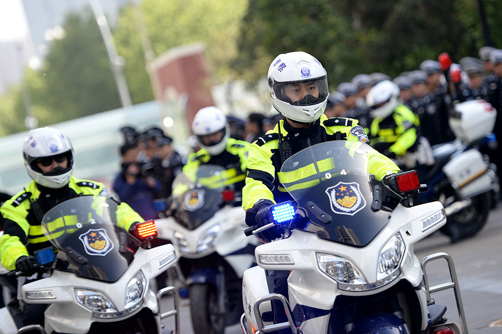 西安公安成立交警铁骑队