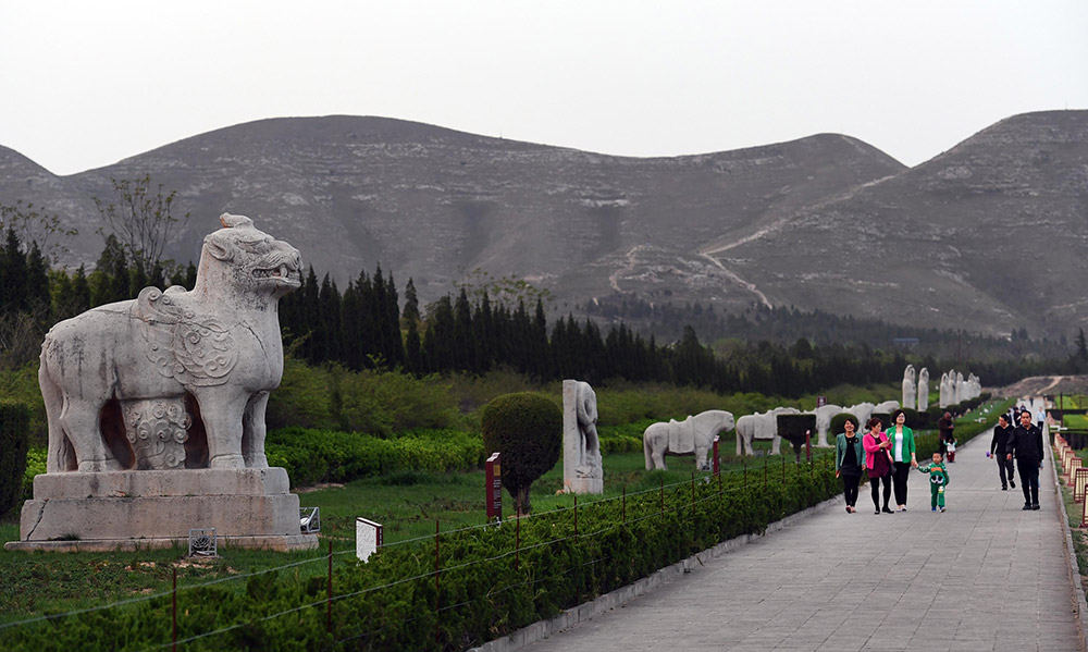 4月17日，游人在陝西蒲城唐橋陵國家考古遺址公園內觀賞石刻。