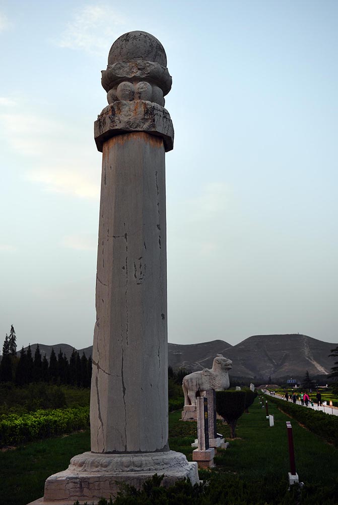 4月17日，游人在陝西蒲城唐橋陵國家考古遺址公園內觀賞石刻。