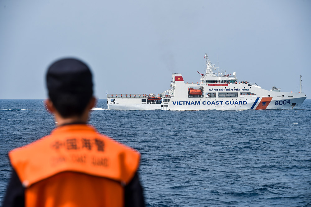 4月18日，聯合檢查正式開始，中國海警3301艦與越南海警8004艦並排航行。