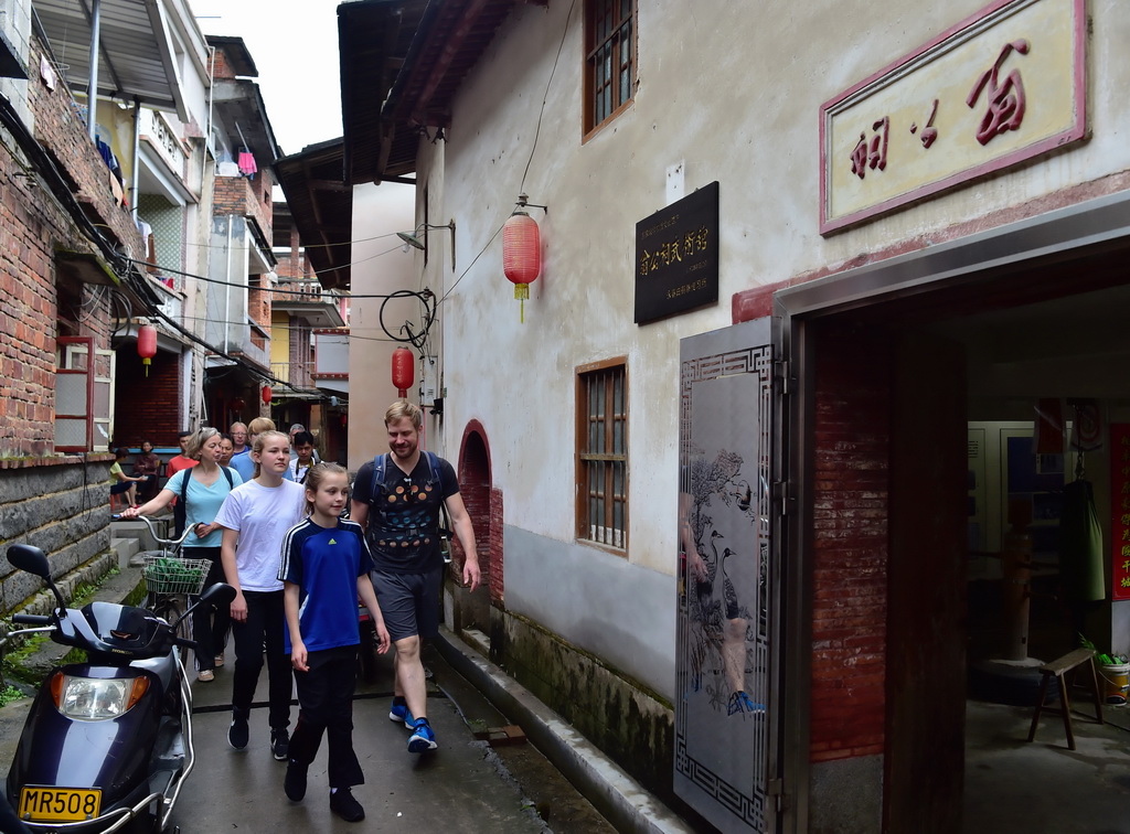 路易絲（前一）一早跟父親、哥哥、姐姐等德國武術愛好者來到福建永春“翁公祠武術館”學武（4月20日攝）。新華社記者魏培全攝