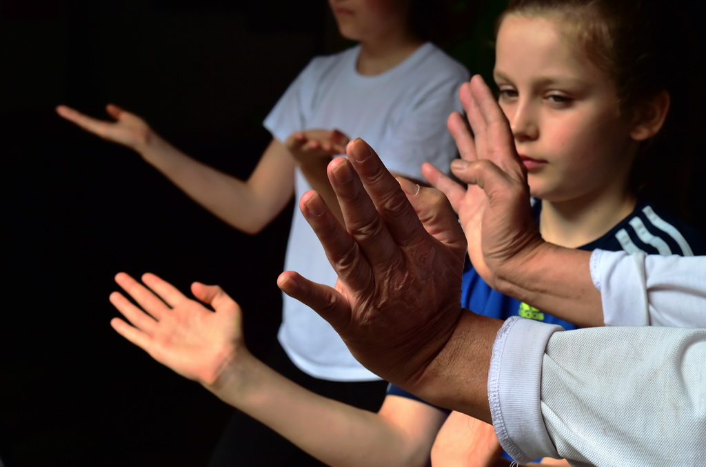 在福建永春“翁公祠武術館”，路易絲在學習白鶴拳的基本手勢和掌法（4月20日攝）。 新華社記者魏培全攝