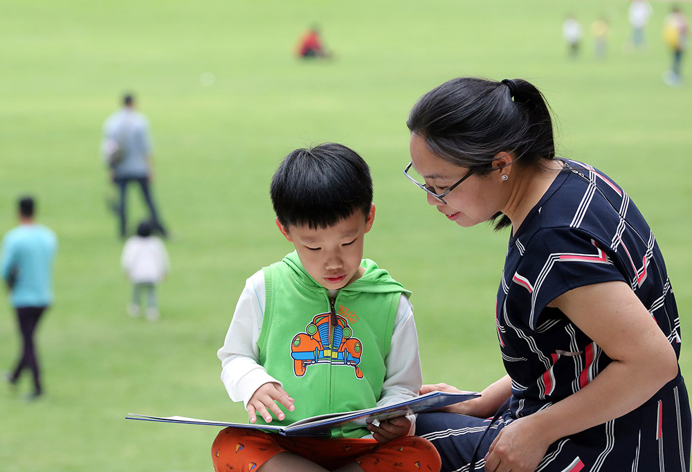 4��23�գ��ڸ���ʡȪ������ɽ��԰��������6����ų�ԽС���ѣ����ڸ����轲����֪�������Ķ��𡷹����顣�»��緢���ž�ǿ �㣩