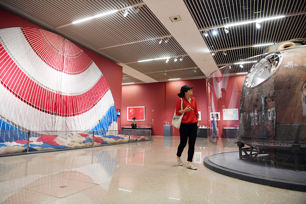 4��24�գ�һλŮʿ�ۿ�����ʮһ�ŷɴ����زա�