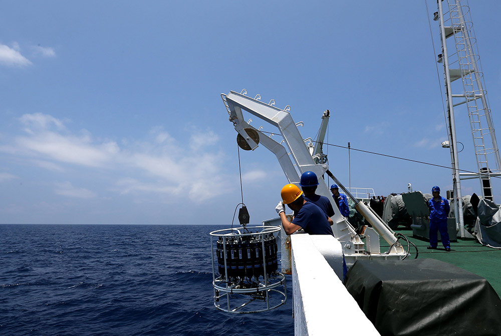 4月25日，科考队员用温盐深仪（CTD）进行海水温度、盐度等调查。