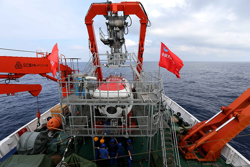 4月25日，潜航员和技术人员进行“蛟龙”号下潜前的相关准备工作。