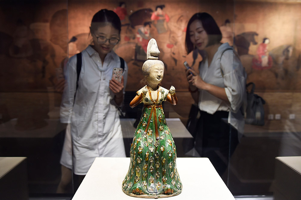 4月25日，觀眾在欣賞陝西歷史博物館館藏“三彩釉陶梳妝女坐俑”。