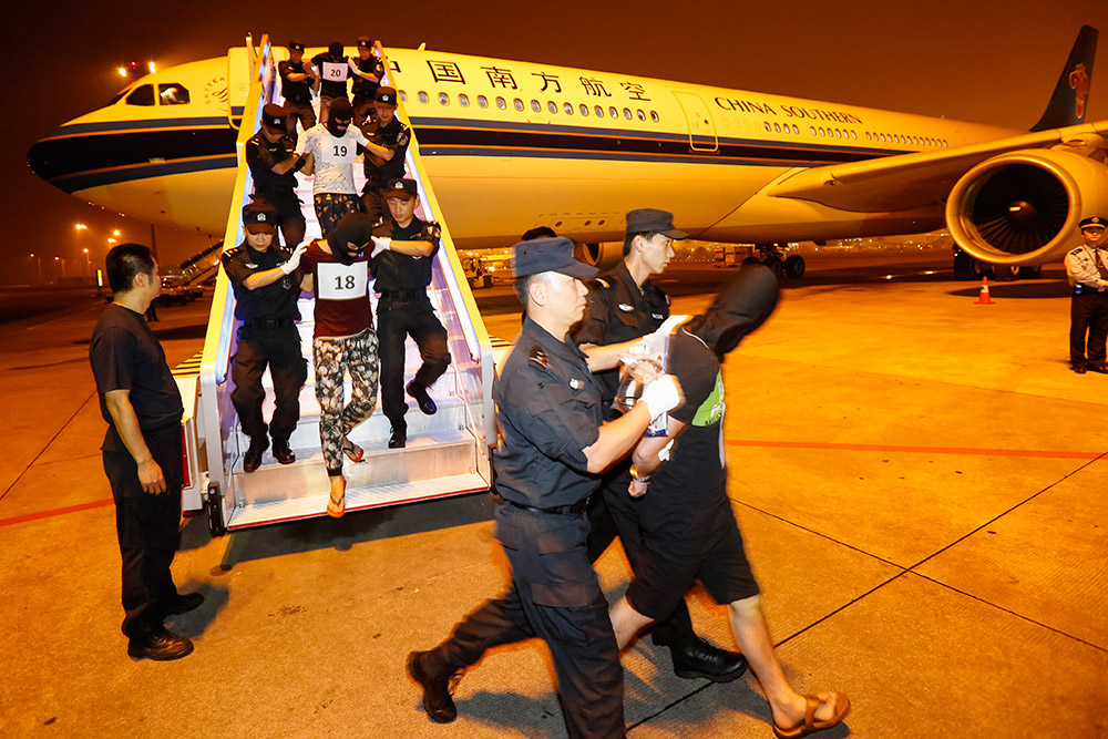 4月25日，涉案人員被押解抵達廣州白雲國際機場。