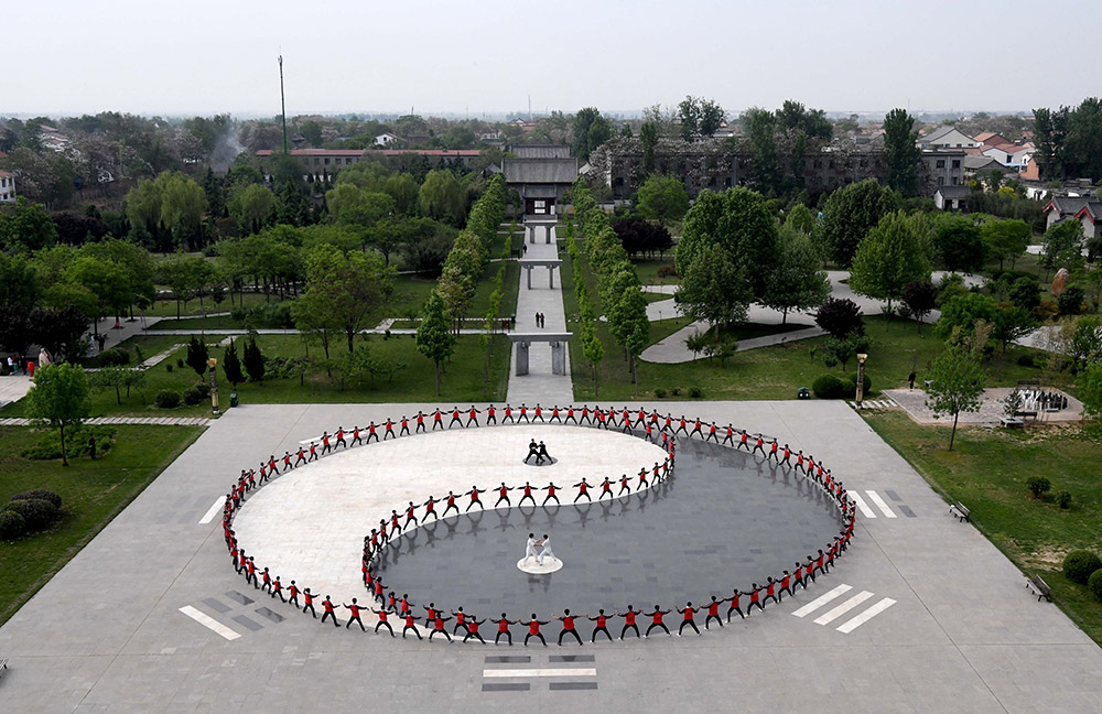 在河南温县陈家沟太极拳祖祠，学员在习练太极功夫（4月26日摄）。