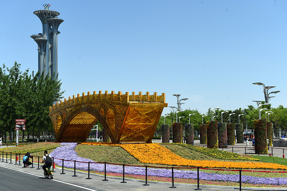 4月27日，游客在北京奧林匹克公園拍攝“絲路金橋”景觀作品。