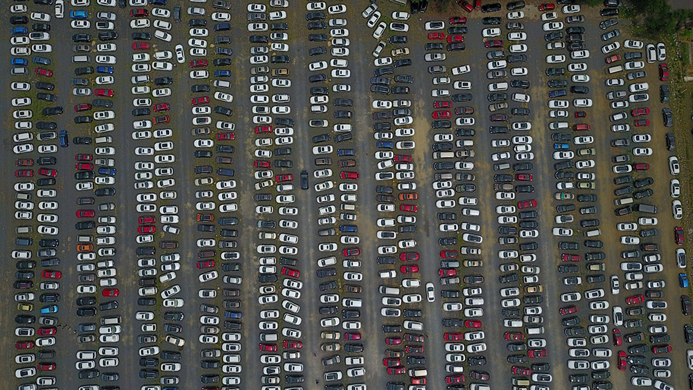5月1日，江蘇揚州茱萸灣景區附近一處露天停車場停滿車輛。新華社發（孟德龍 攝）