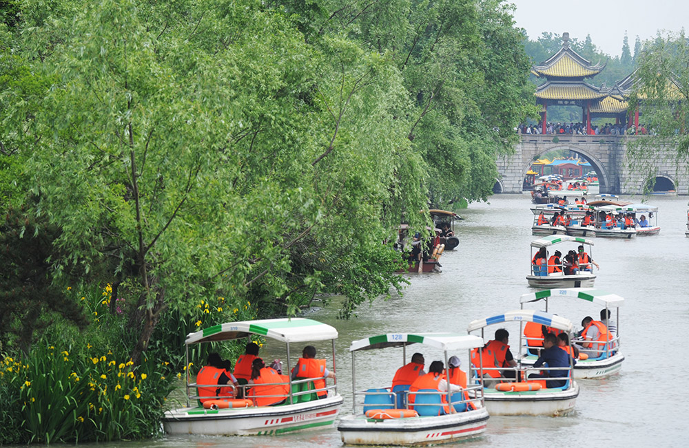 5月1日，游客在江蘇揚州瘦西湖泛舟游覽。新華社發（濮良平 攝）
