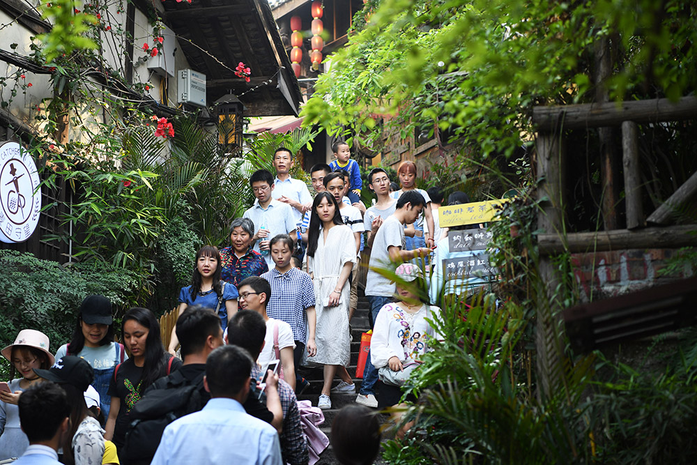 5月1日，游客在重慶磁器口古鎮游覽。新華社記者 王全超 攝