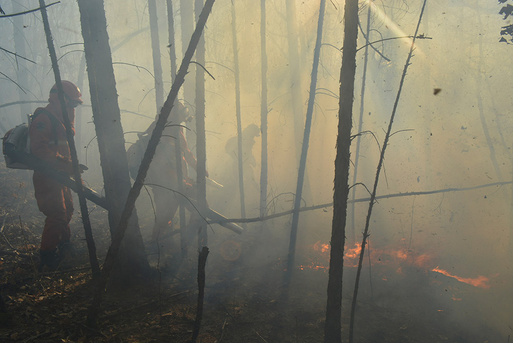 5月1日，武警內蒙古大興安嶺森林支隊官兵在扑救森林火災。