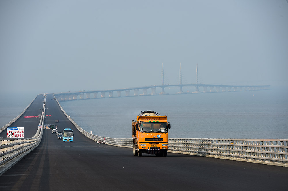 一輛運輸瀝青的工程車輛行駛在港珠澳大橋橋面上（4月29日攝）