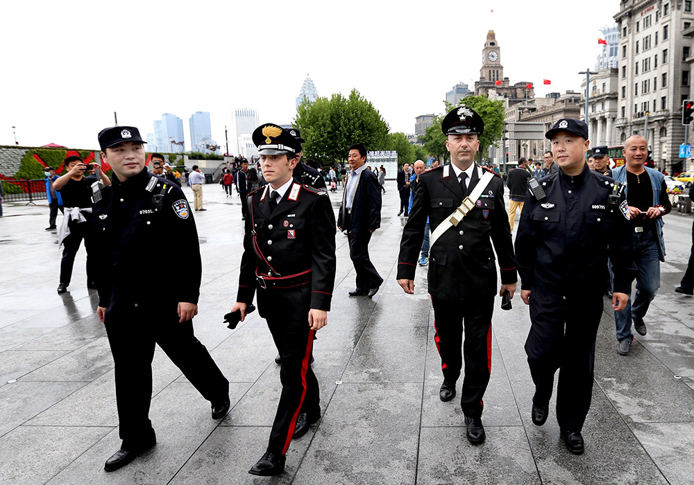 5月2日，中意警員在上海外灘進行聯合警務巡邏。
