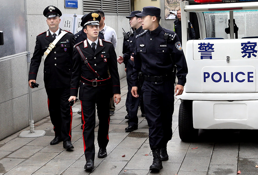 5月2日，中意警員在上海外灘進行聯合警務巡邏。
