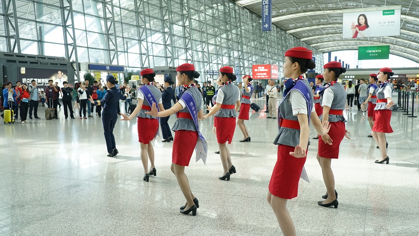 青年节空姐机长机场卖萌玩快闪 用青春传递真情服务